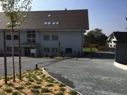Einfahrt und Parkplätze